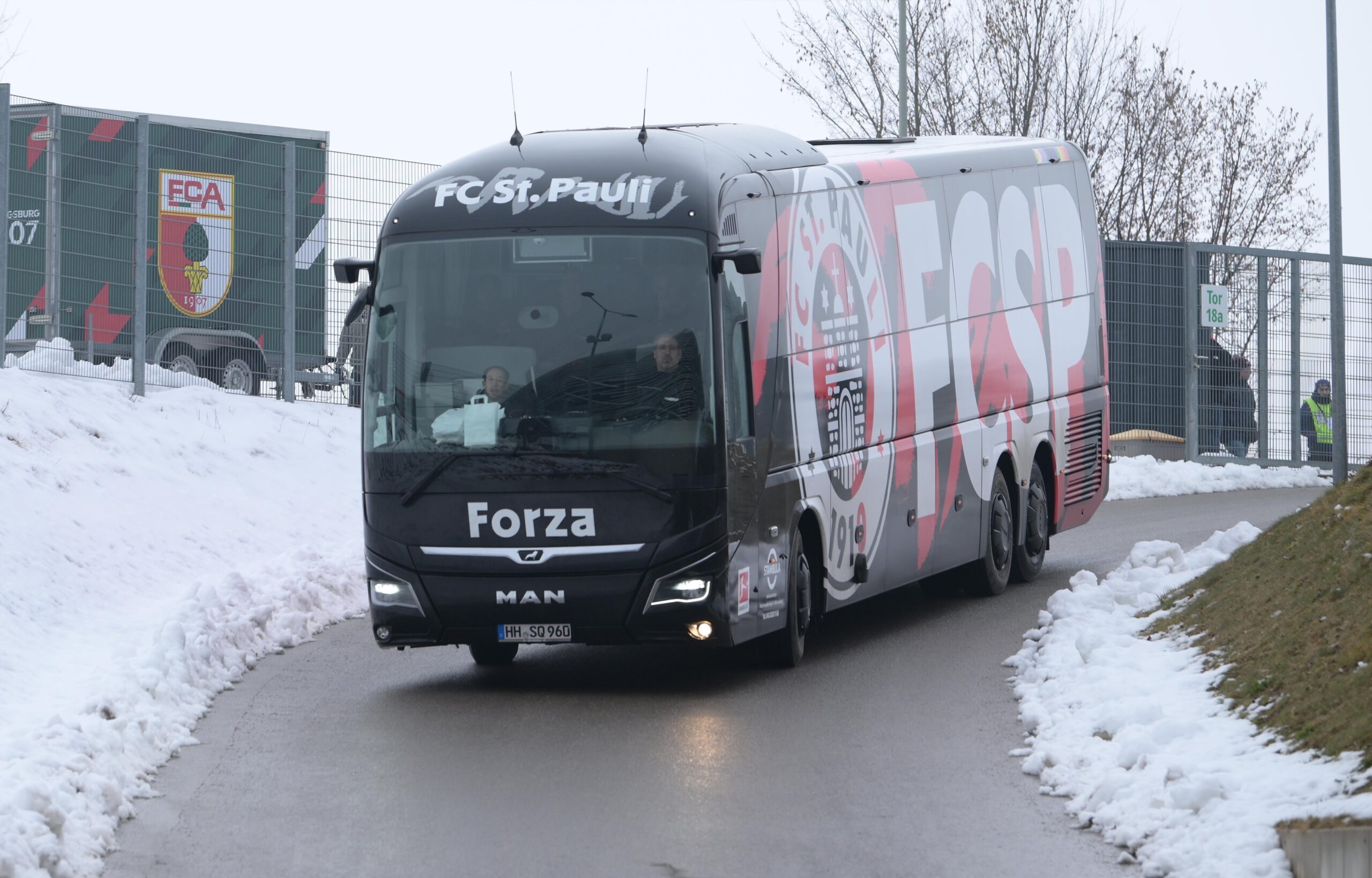 Mannschaftsbus des FC St. Pauli