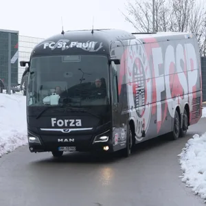 Mannschaftsbus des FC St. Pauli