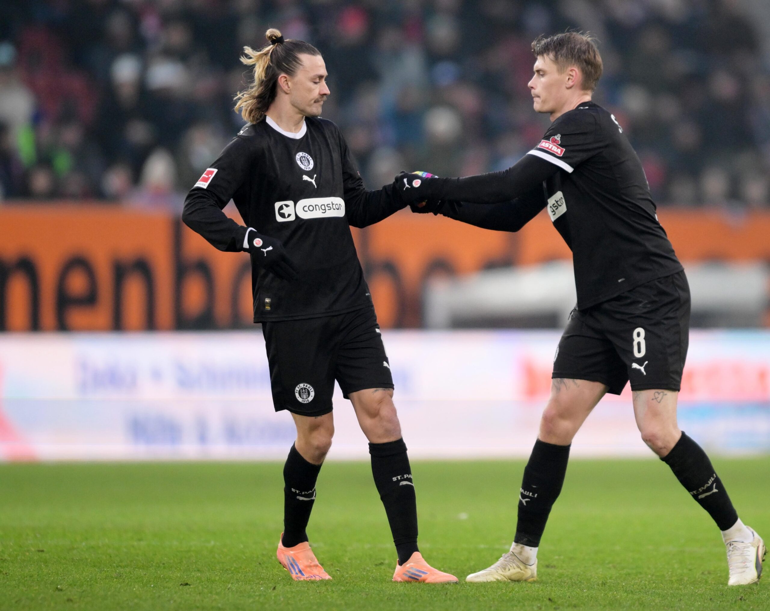 Jackson Irvine und Eric Smith in Augsburg