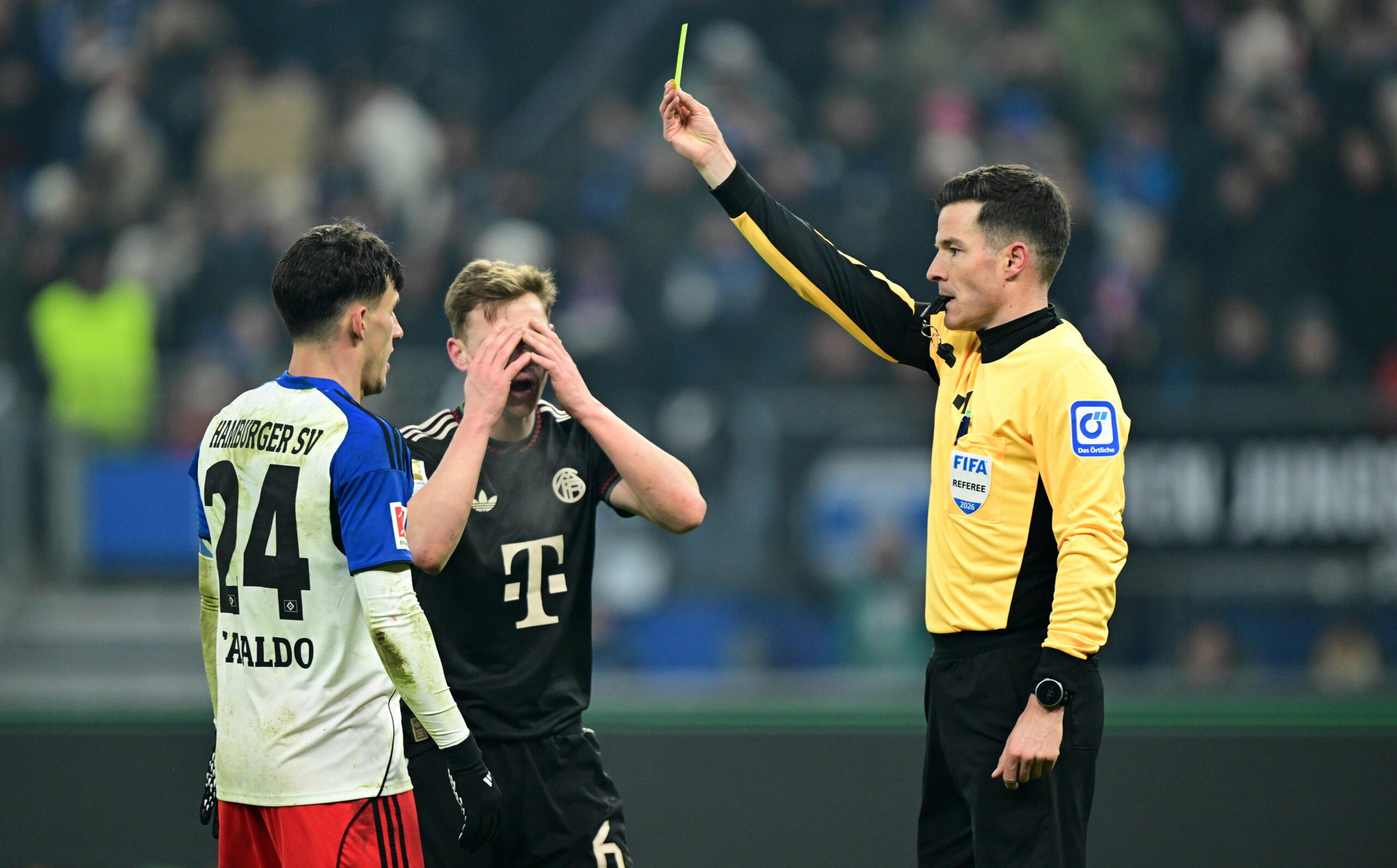 Schiedsrichter Harm Osmers zeigt Nicolás Capaldo Gelb. Auch Bayerns Joshua Kimmich wird verwarnt.