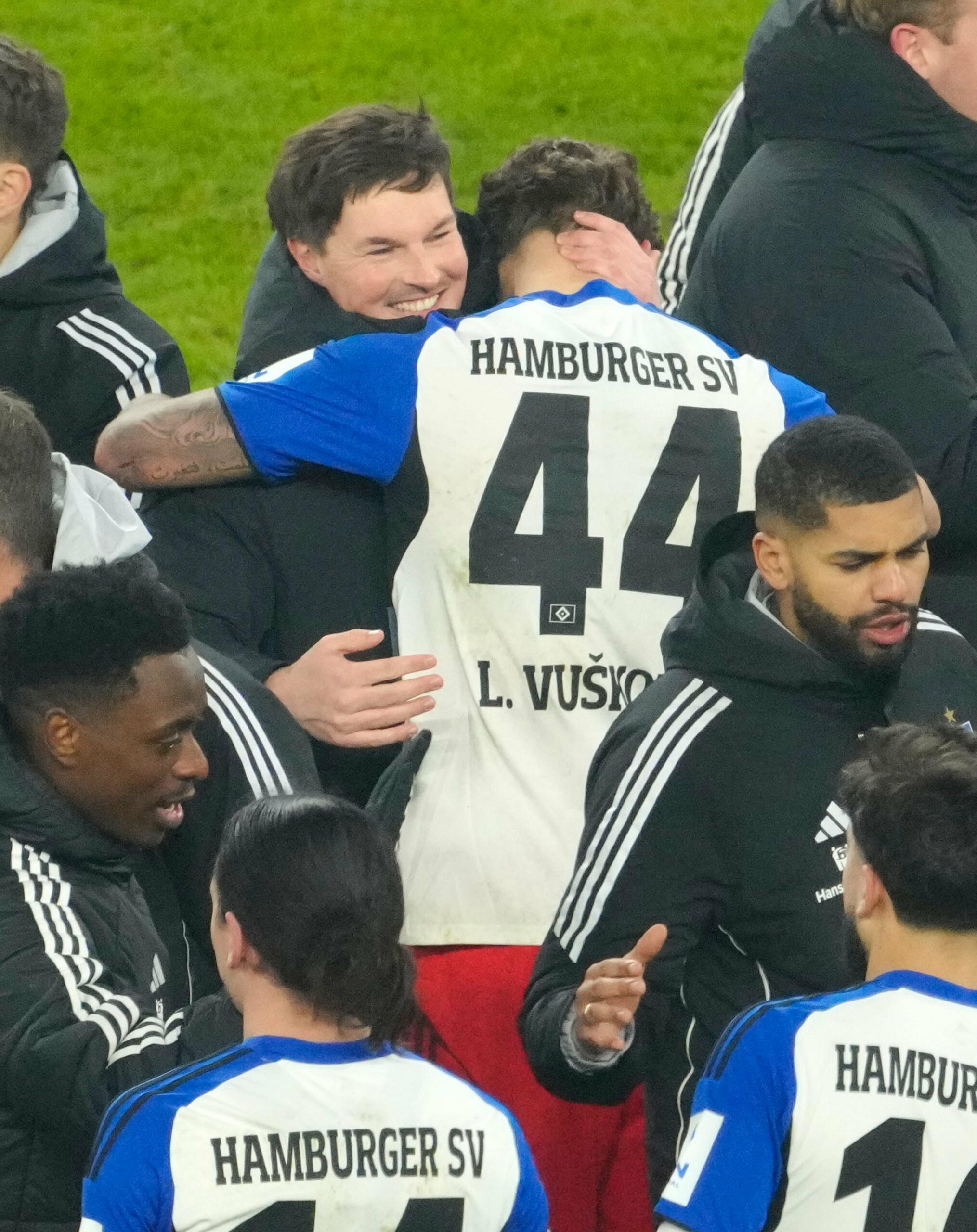 Merlin Polzin umarmt Luka Vuskovic auf dem Spielfeld