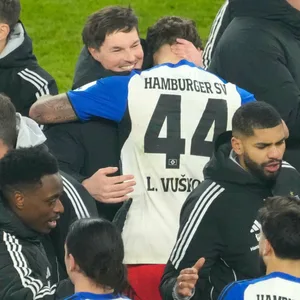 Merlin Polzin umarmt Luka Vuskovic auf dem Spielfeld