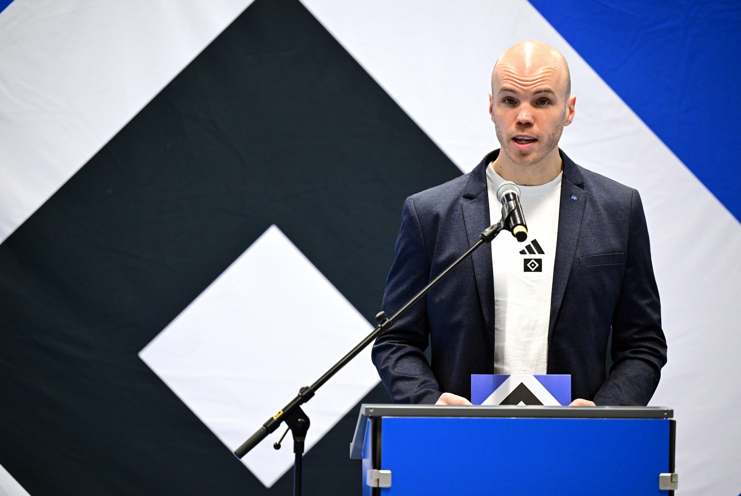 HSV-Präsident Henrik Köncke spricht auf dem Podium.