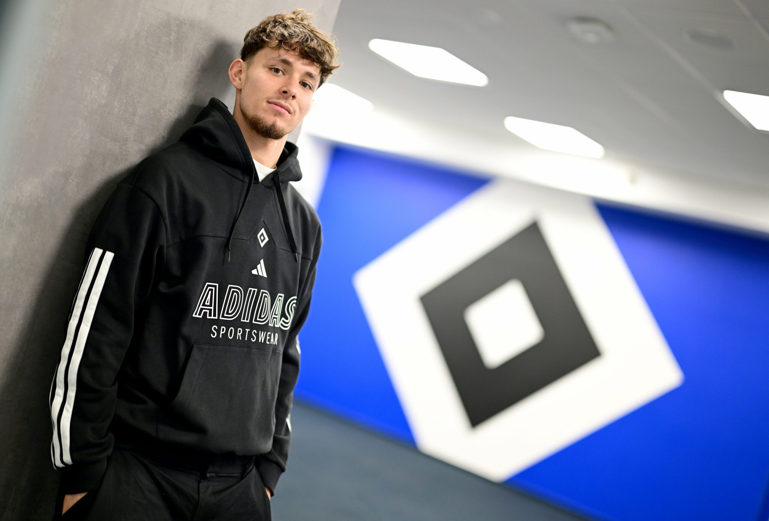 Otto Stange vor einer HSV-Wand