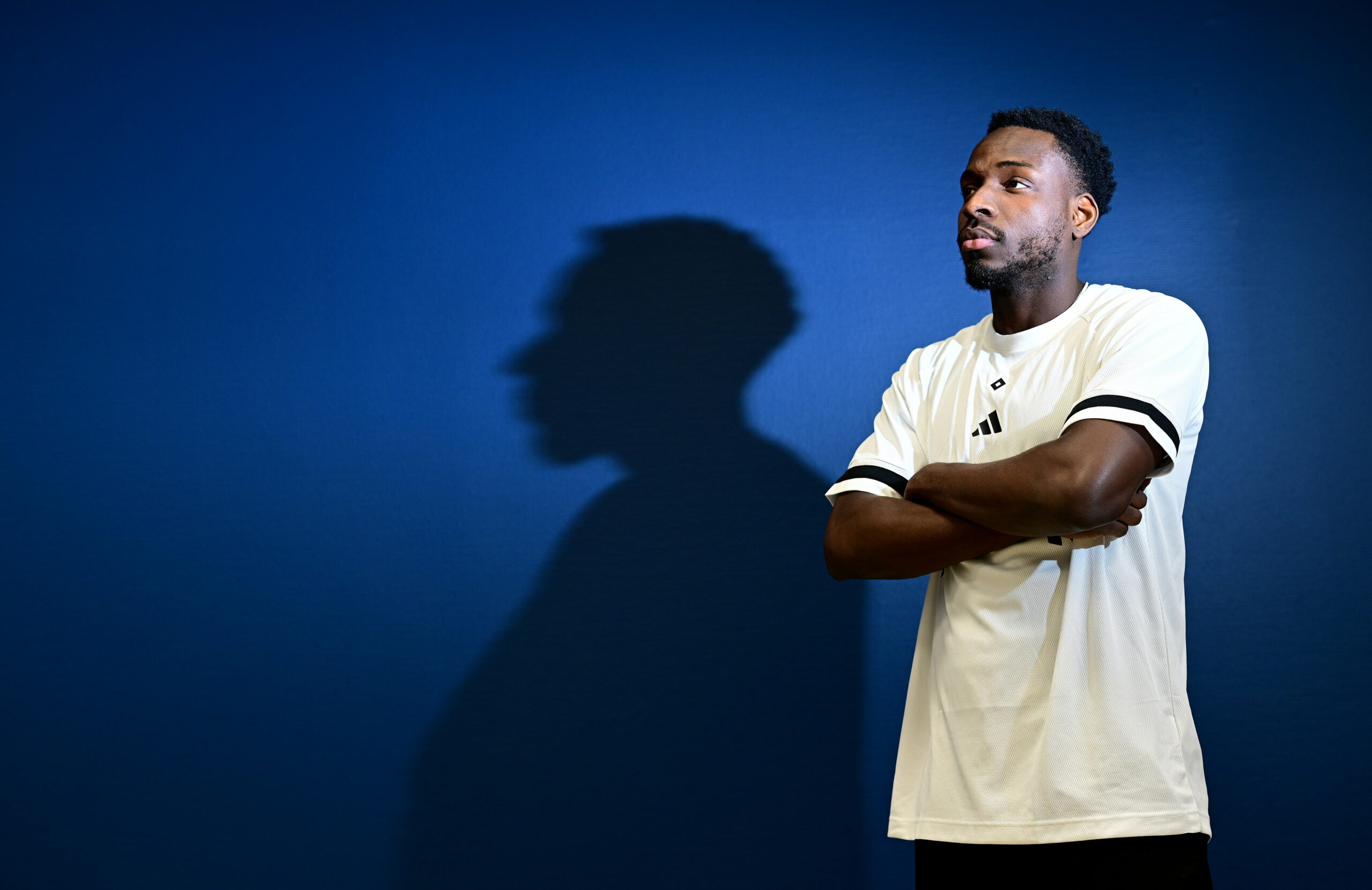 Philip Otele bei einem Fotoshooting mit dem HSV