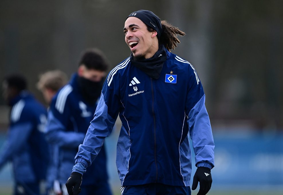 HSV-Stürmer Yussuf Poulsen freut sich während des Trainings.