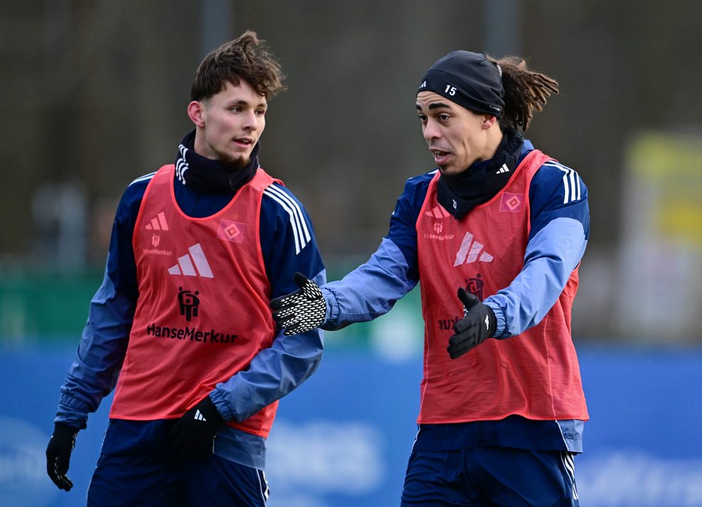 Yussuf Poulsen (r.) gibt Otto Stange während des HSV-Trainings Tipps.