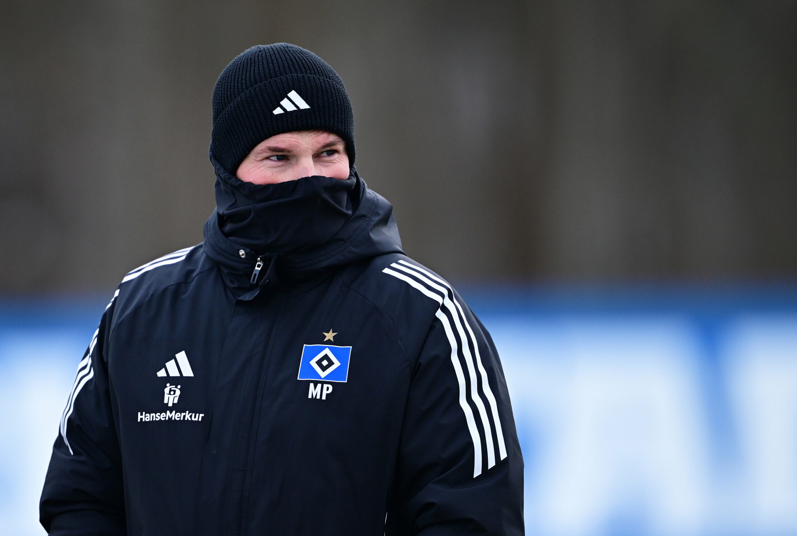 Merlin Polzin umhüllt von einem Schal beim HSV-Training