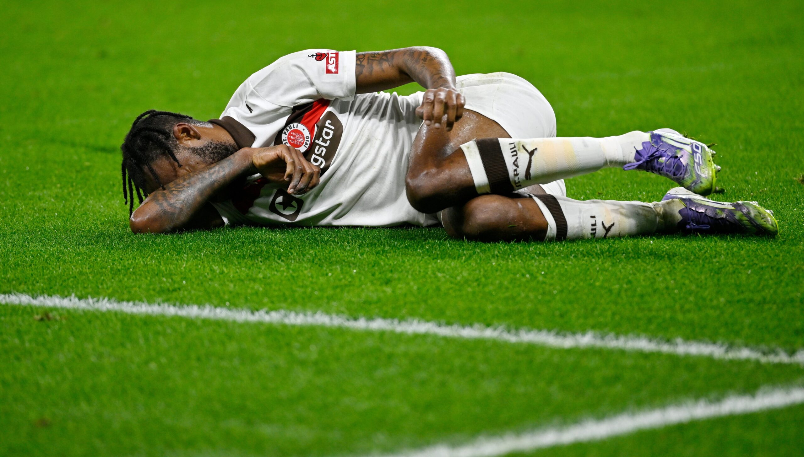 Ricky-Jade Jones verletzt in Leverkusen