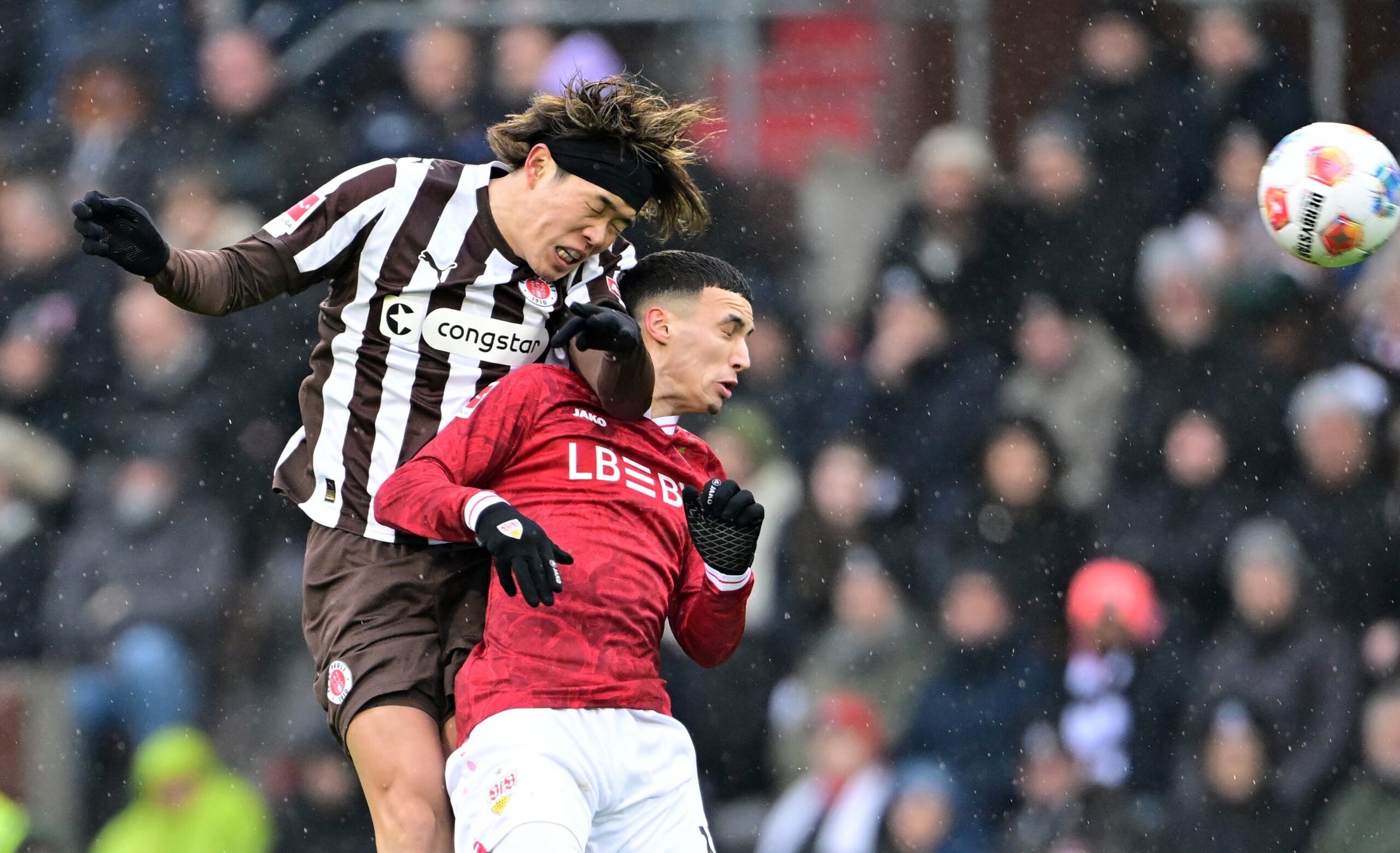 Tomoya Ando im Zweikampf mit Bilal El Khannouss