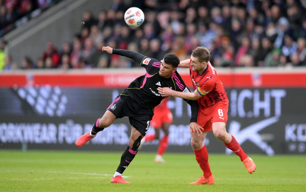 Ransford Königsdörffer wird von Patrick Mainka gehalten.