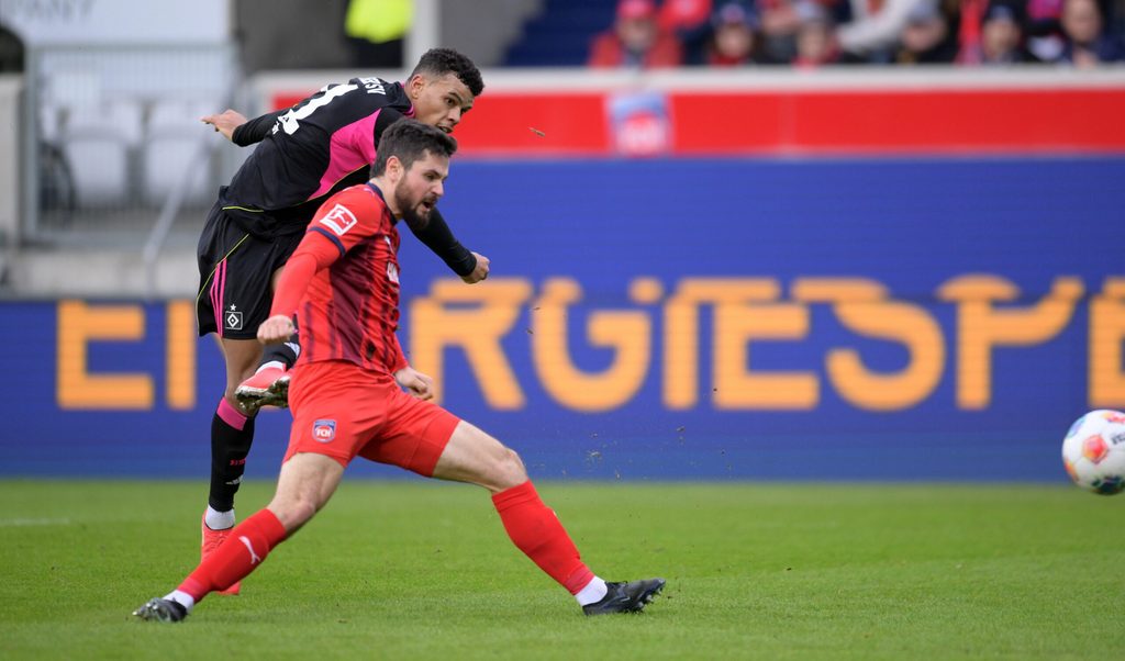 Ransford Königsdörffer zieht mit links ab und trifft ins lange Eck.