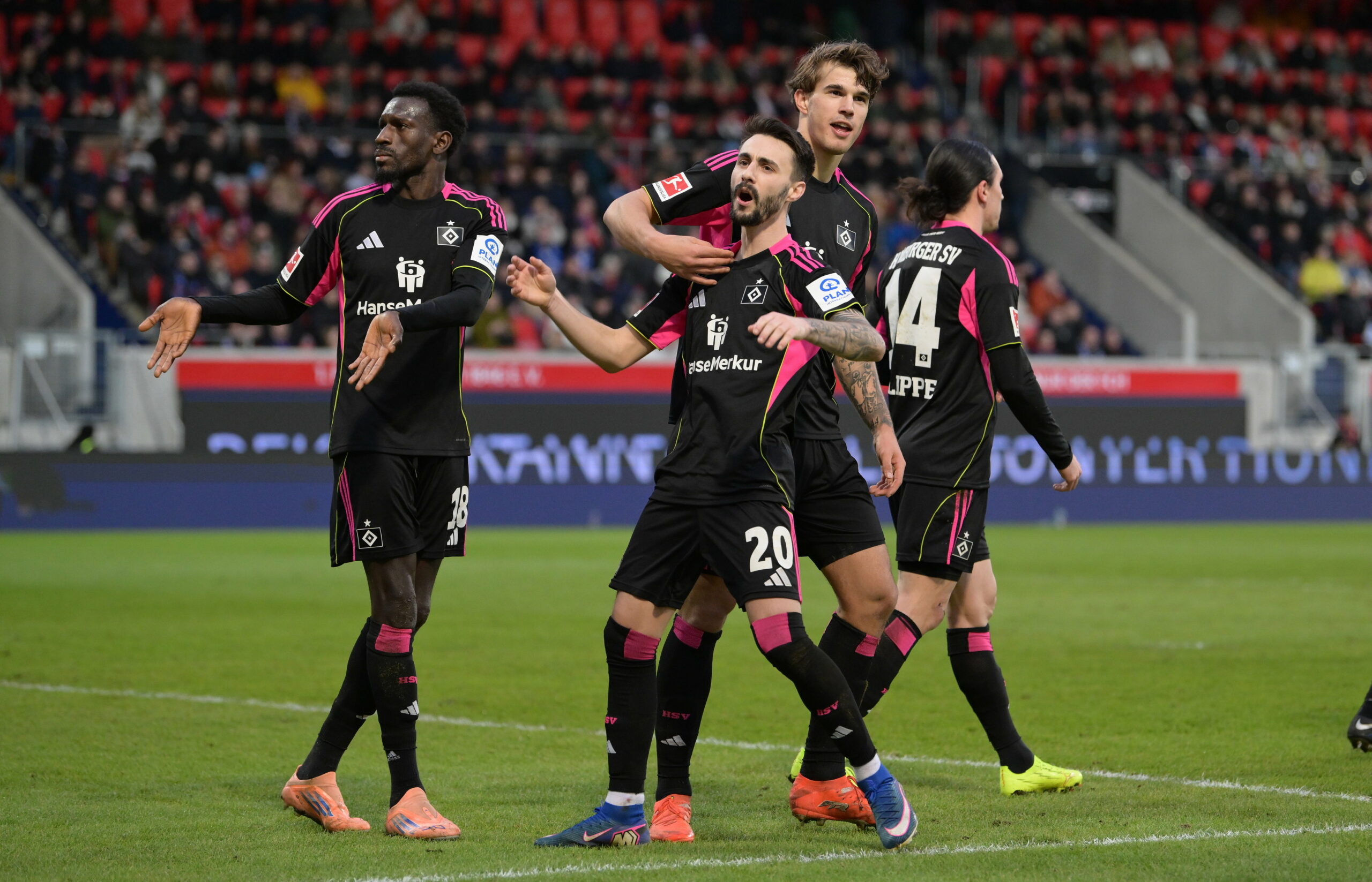 Die HSV-Profis Bakery Jatta, Fabio Vieira, Luka Vuskovic und Rayan Philippe feiern den Auswärtssieg in Heidenheim