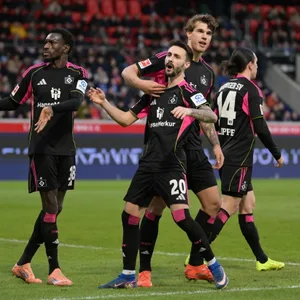 Die HSV-Profis Bakery Jatta, Fabio Vieira, Luka Vuskovic und Rayan Philippe feiern den Auswärtssieg in Heidenheim