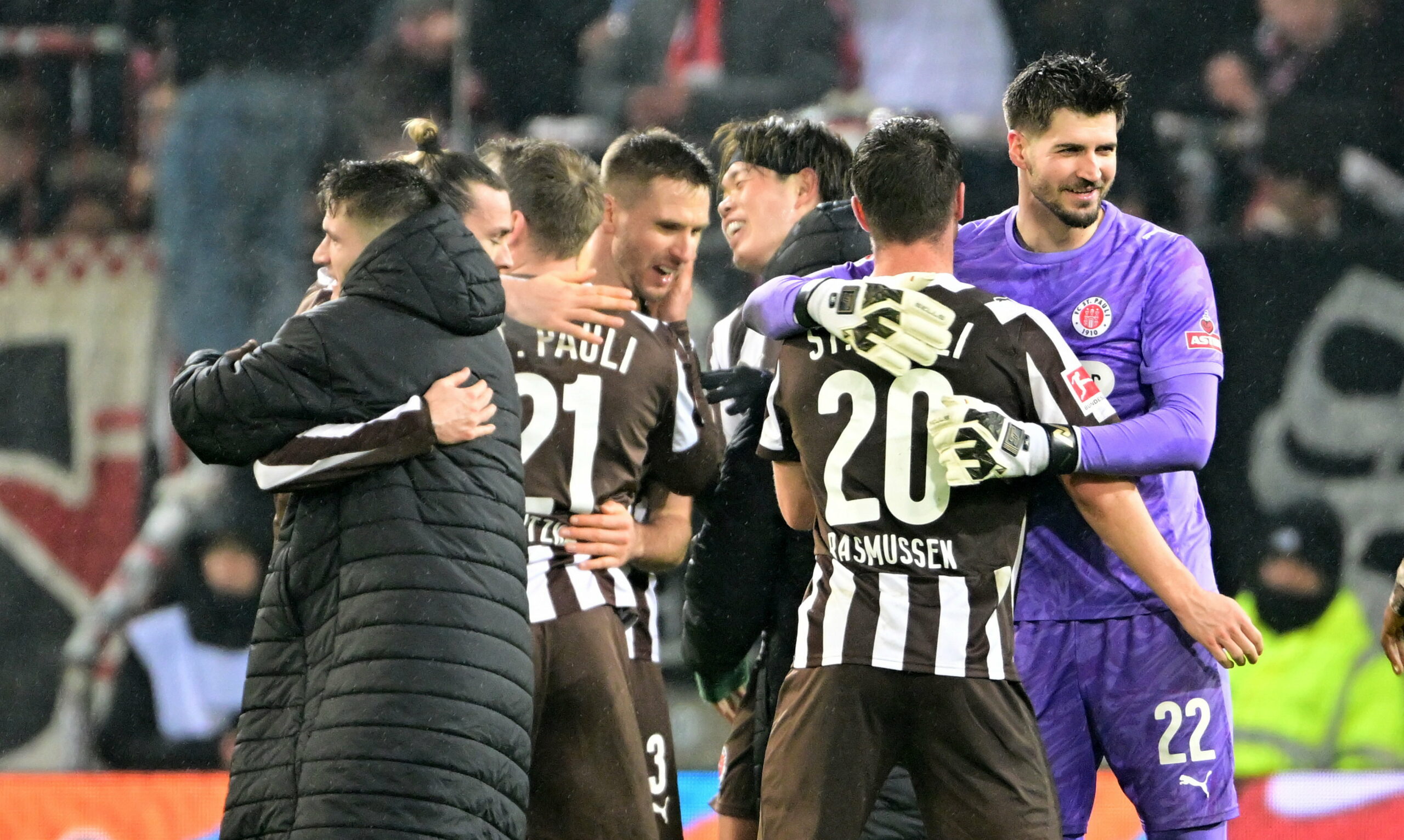 St. Pauli feiert den Heimsieg gegen Stuttgart