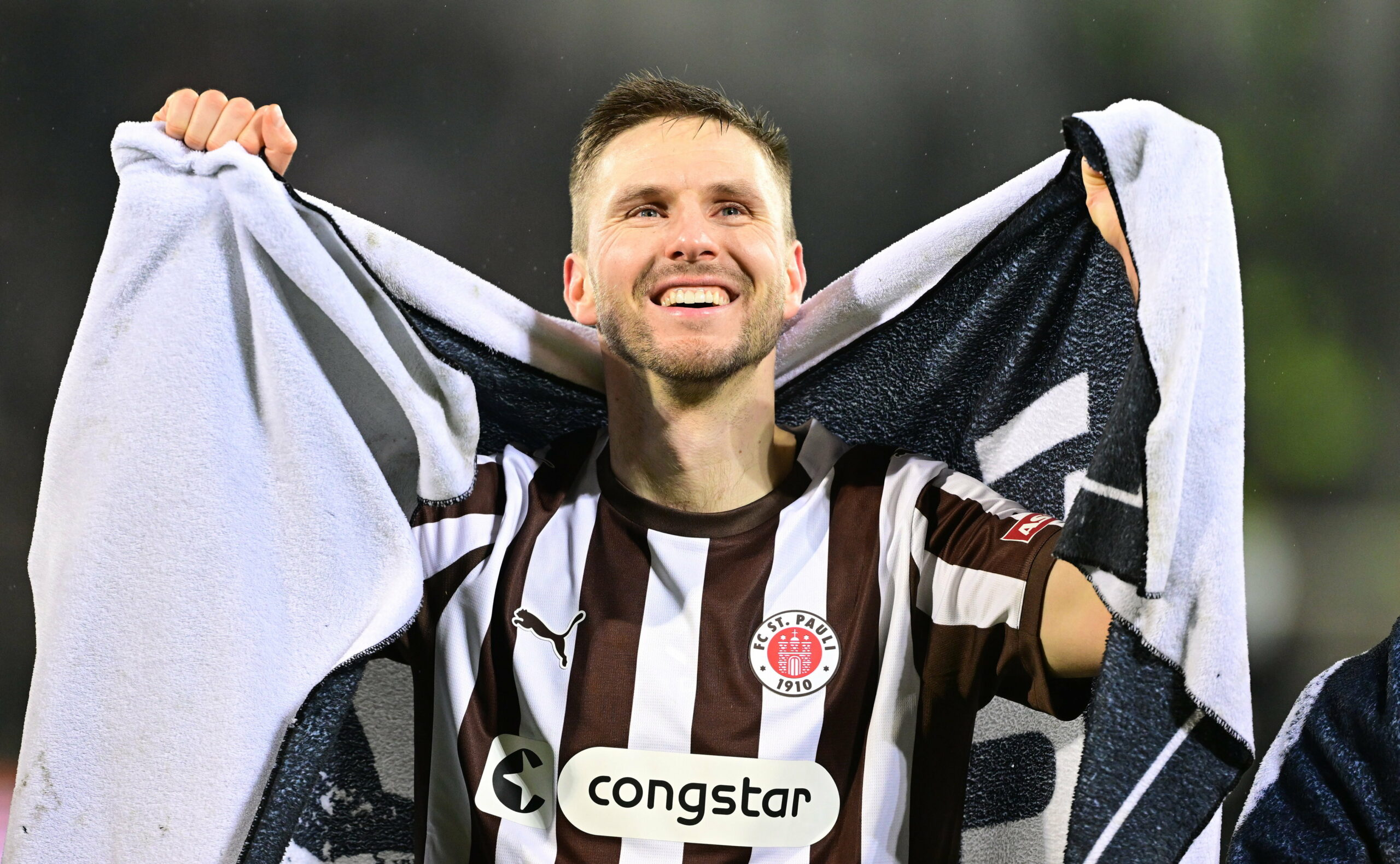 Karol Mets lacht nach einem Sieg des FC St. Pauli