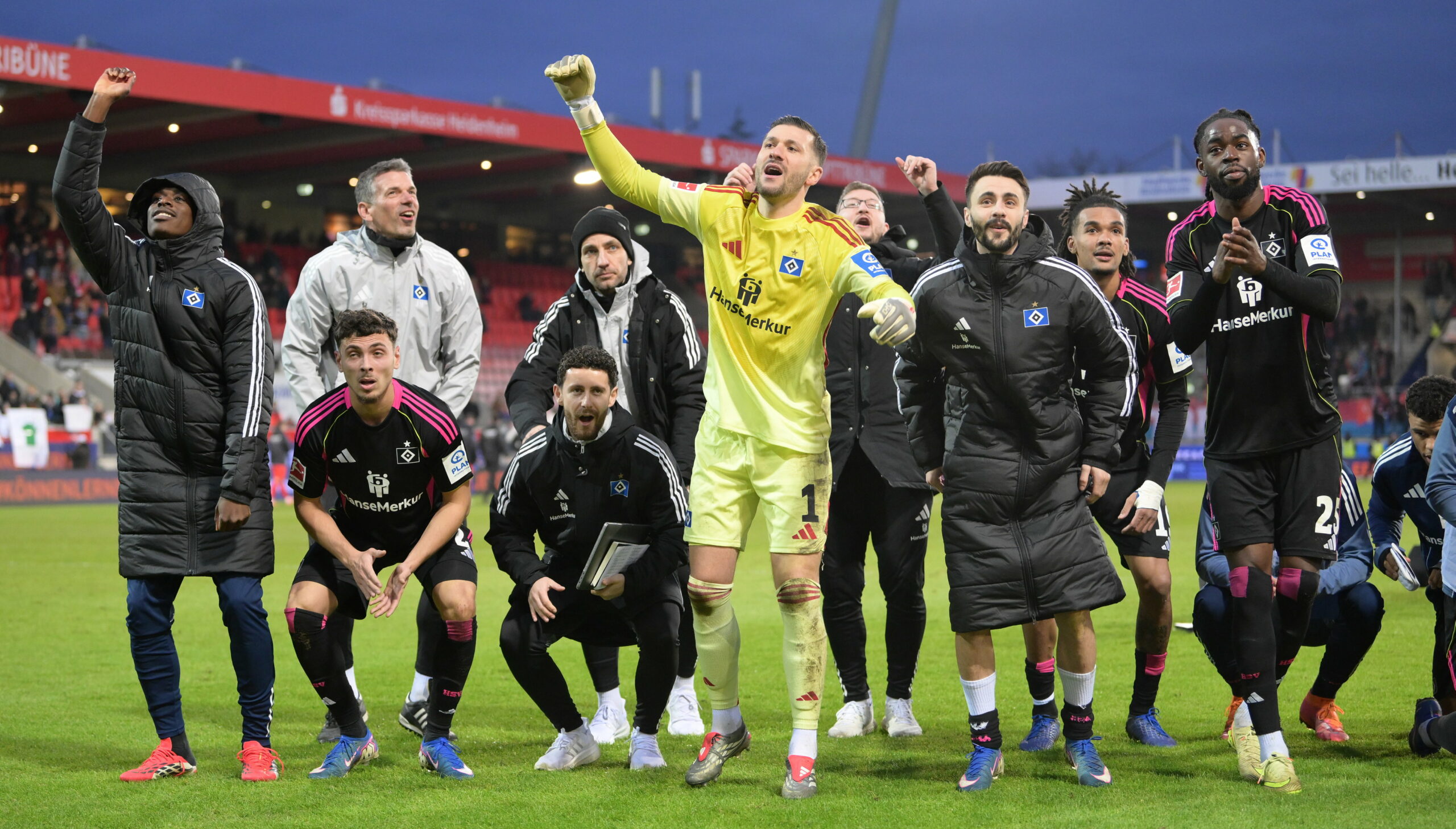 Die HSV-Profis feierten den ersten Auswärtssieg der Saison gebührend mit ihren mitgereisten Fans.