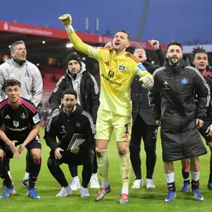 Die HSV-Profis feierten den ersten Auswärtssieg der Saison gebührend mit ihren mitgereisten Fans.