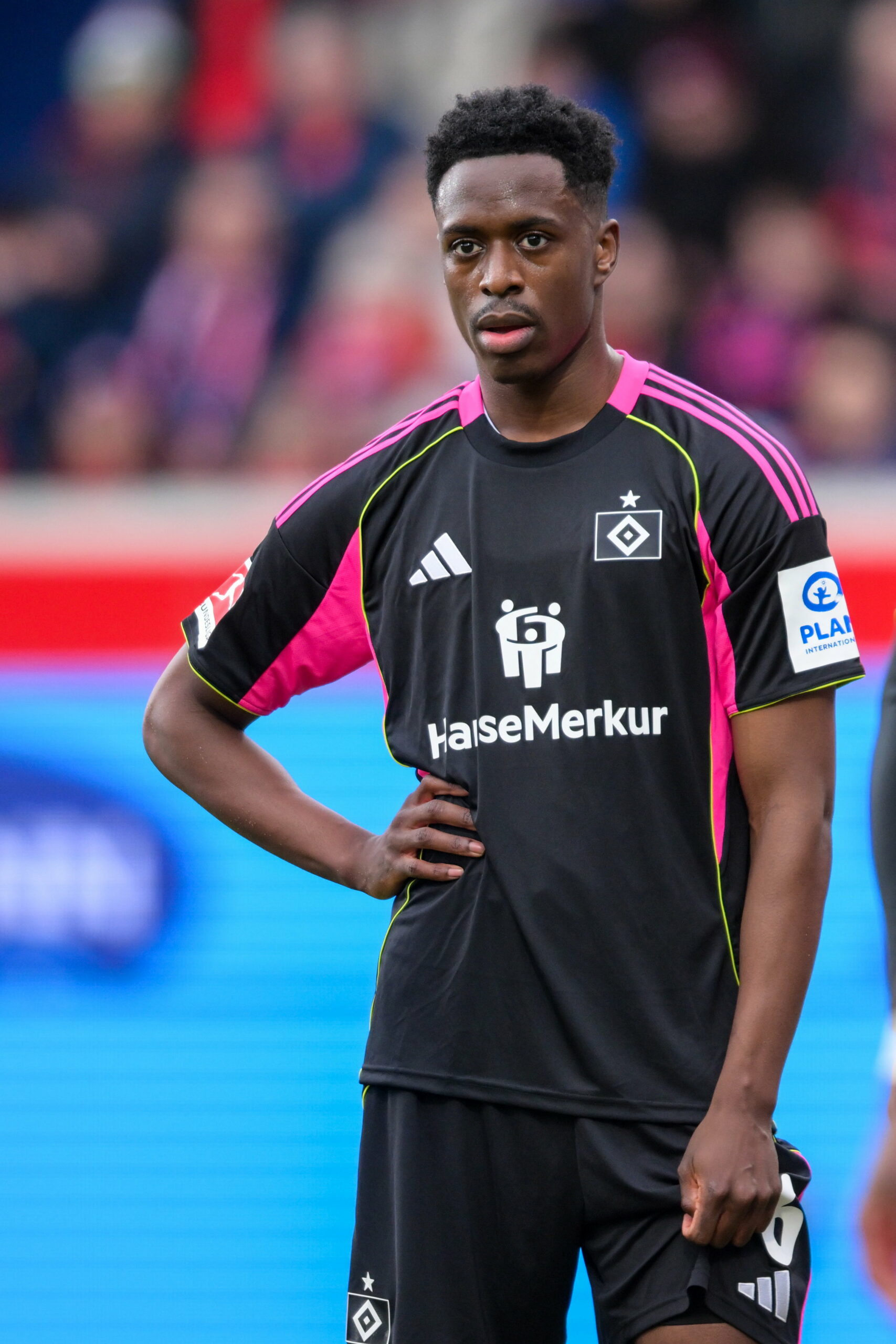 Albert Sambi Lokonga steht auf dem Platz.