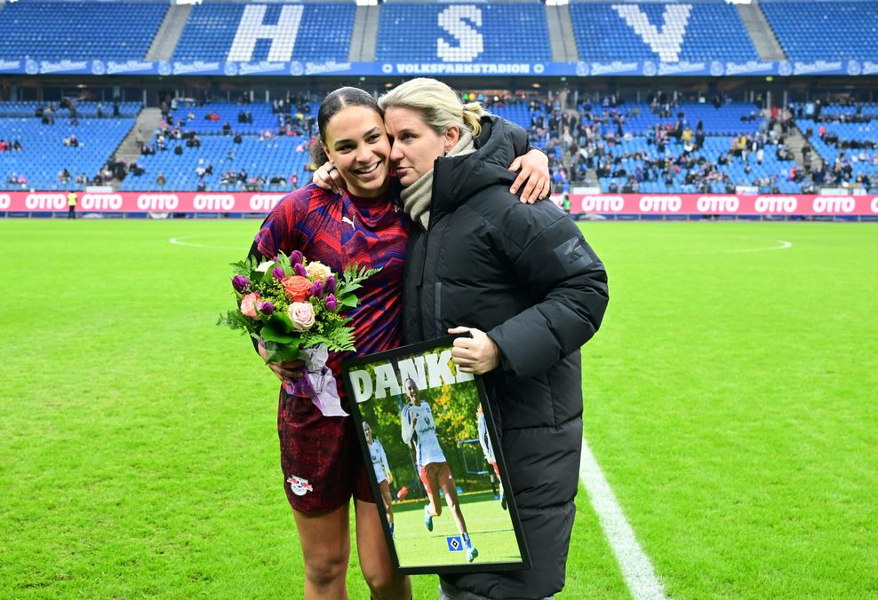 Das Verhältnis ist immer noch herzlich: Lisa Baum wird von Saskia Breuer verabschiedet.