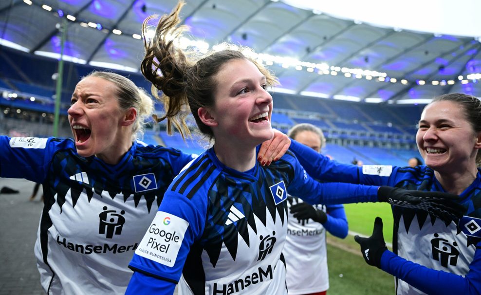 Sophie Hillebrand, Lotta Wrede und Maria Mikolajova jubeln über die 1:0-Führung.