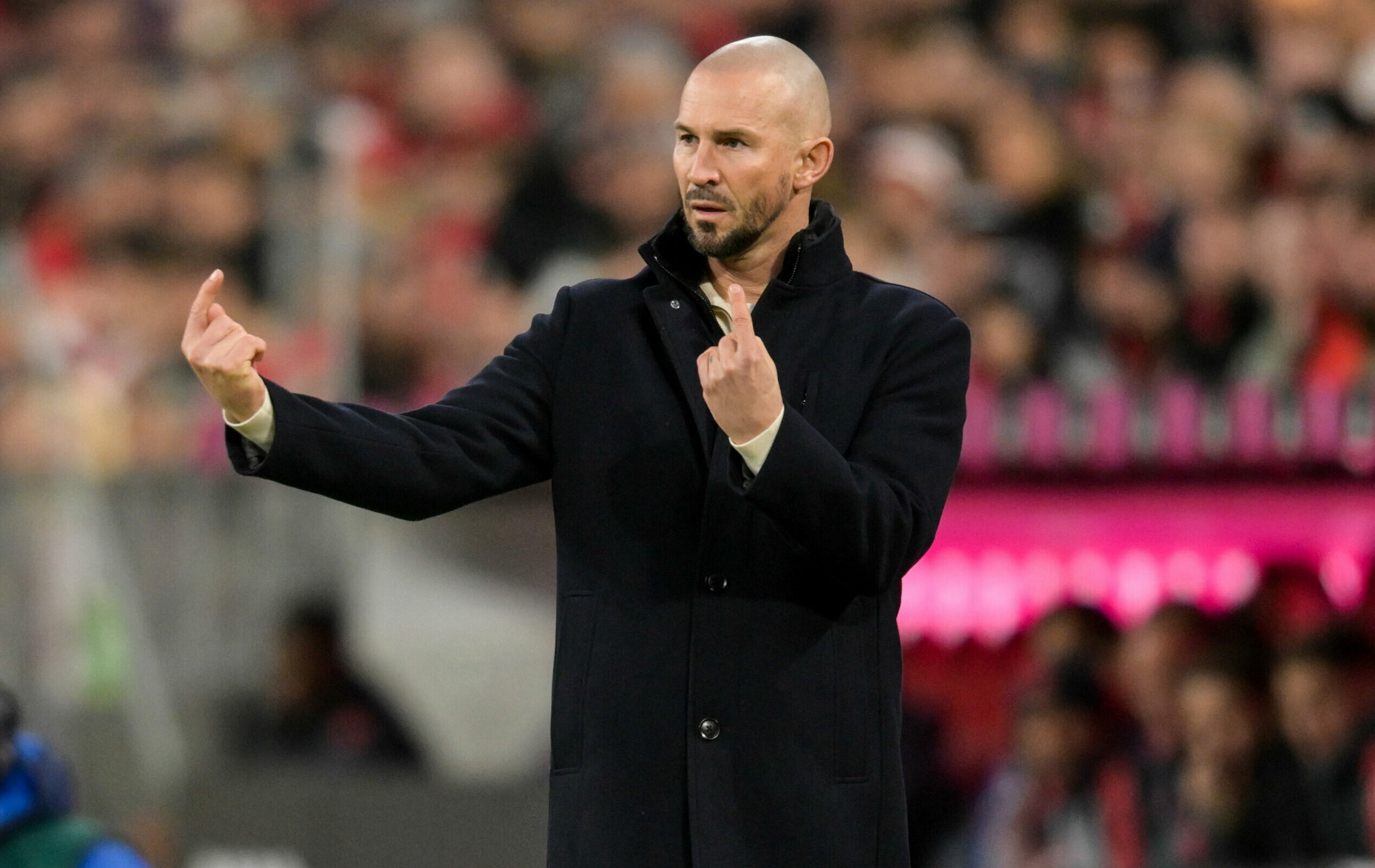 Hoffenheim-Trainer Christian Ilzer gibt am Spielfeldrand mit den Händen taktische Anweisungen