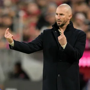 Hoffenheim-Trainer Christian Ilzer gibt am Spielfeldrand mit den Händen taktische Anweisungen