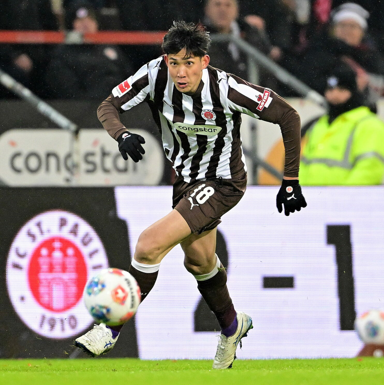 St. Pauli-Stürmer Taichi Hara sprintet mit dem Ball am Fuß