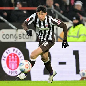 St. Pauli-Stürmer Taichi Hara sprintet mit dem Ball am Fuß