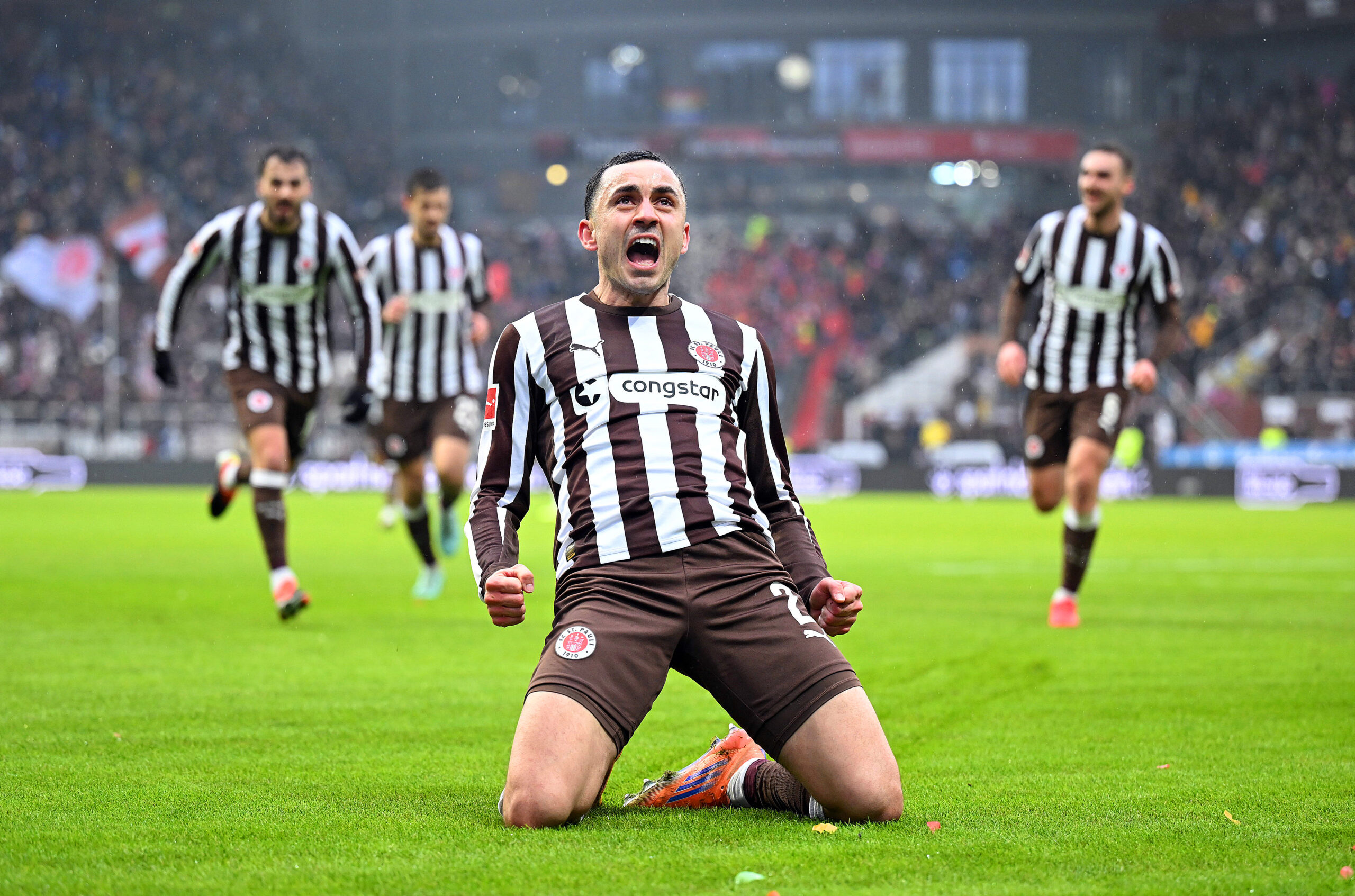 Manolis Saliakas rutscht jubelnd auf den Knien