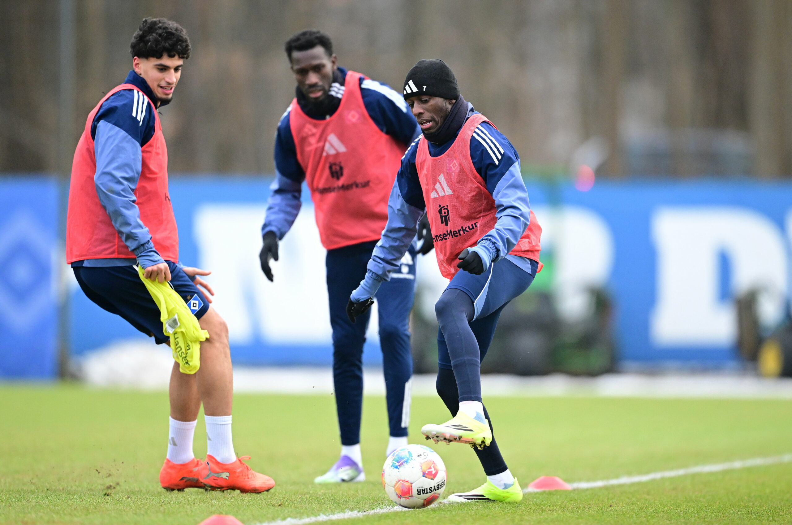 Jean-Luc Dompé im Training am Ball neben Omar Megeed und Bakery Jatta