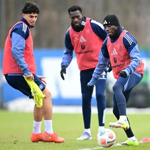 Jean-Luc Dompé im Training am Ball neben Omar Megeed und Bakery Jatta
