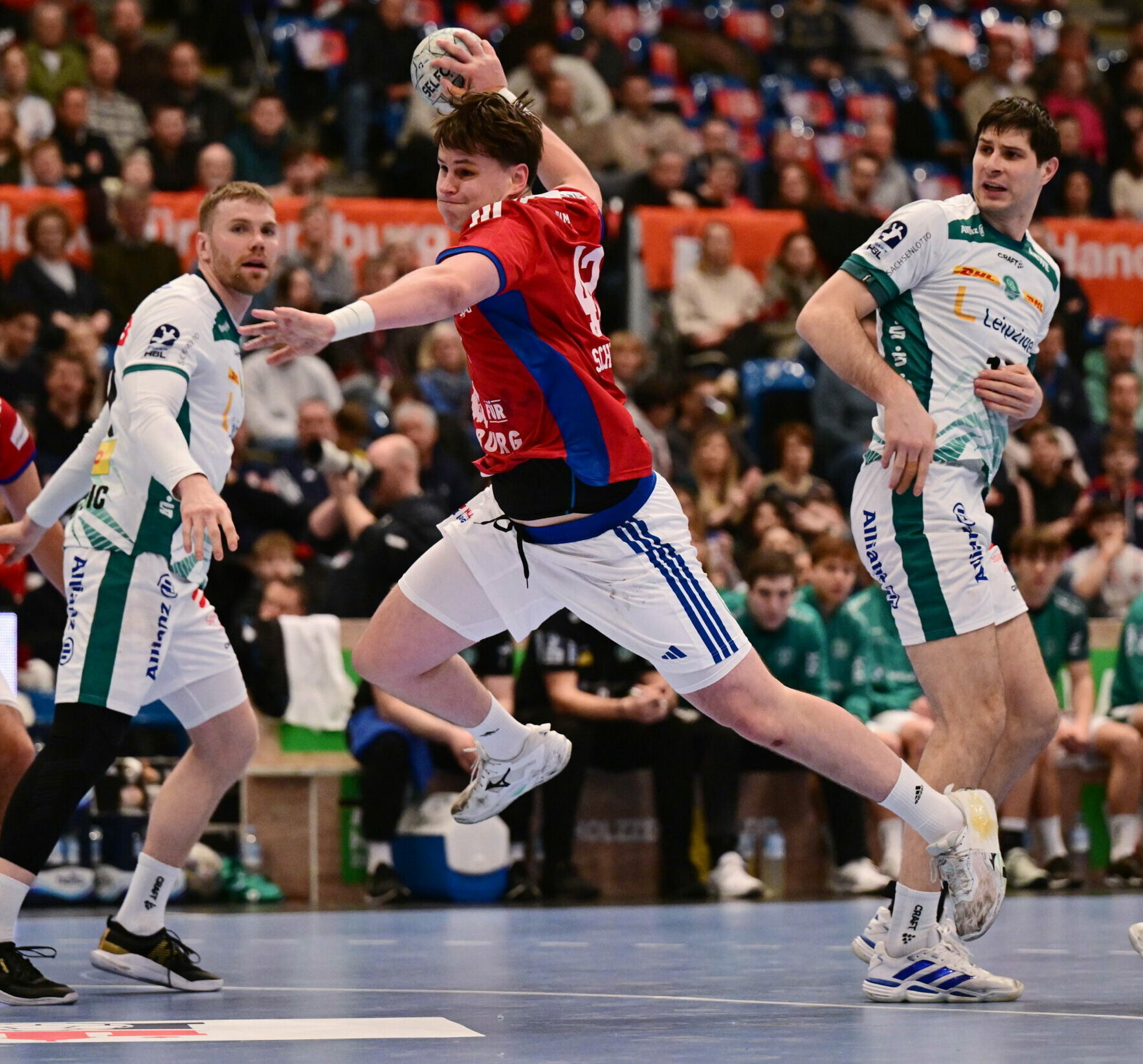 Hamburgs neuer Kreisläufer Jan Schmidt wirft wuchtig auf das Tor