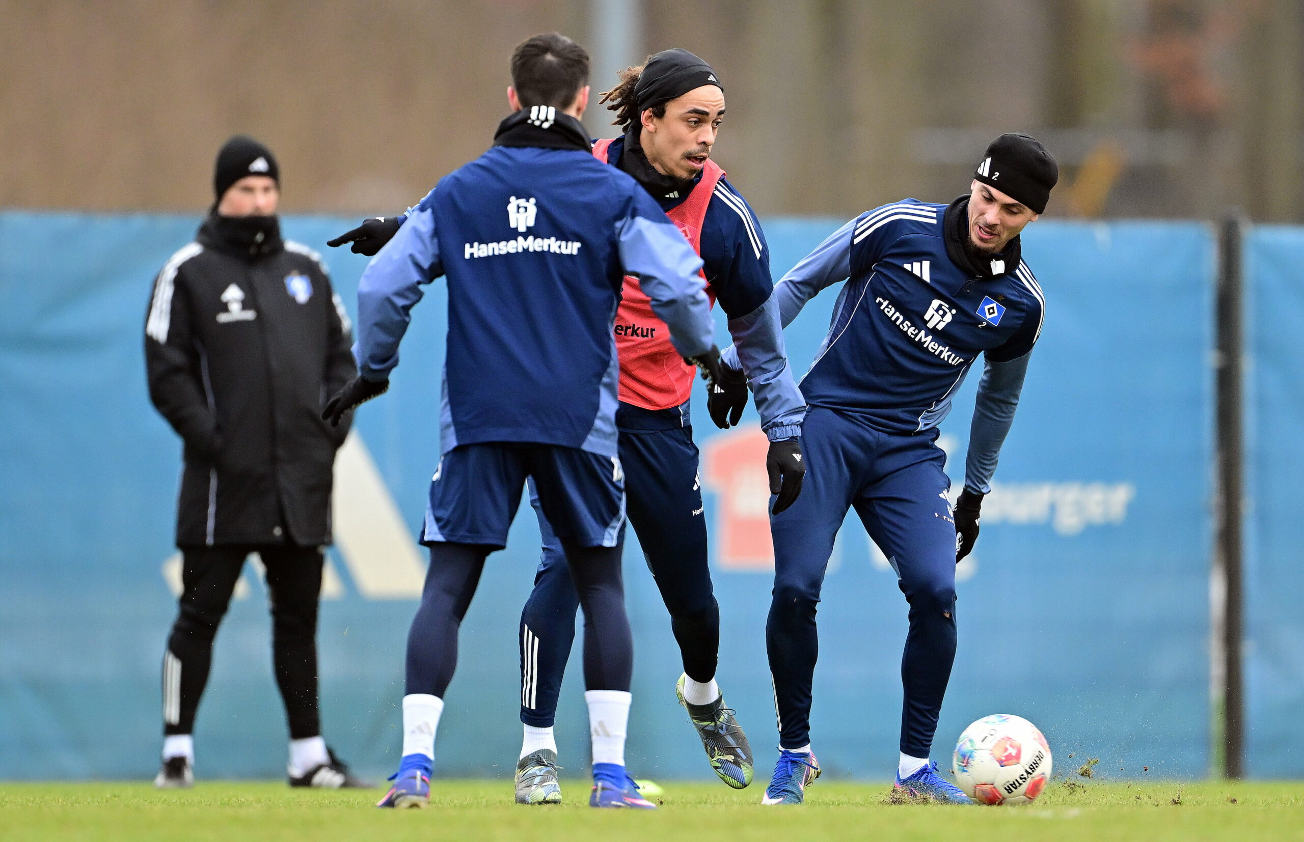 Yussuf Poulsen zusammen mit Fábio Vieira und William Mikelbrencis beim HSV-Training.