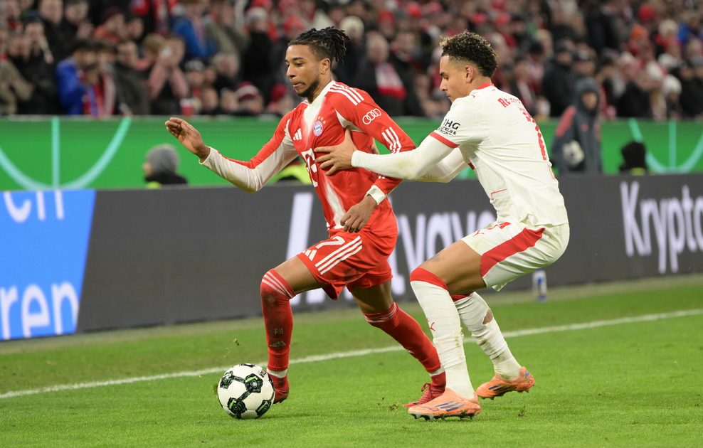 Michael Olise und Leipziges Nusa kämpfen um den Ball