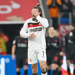 Jackson Irvine hält sich die Hand vors Gesicht