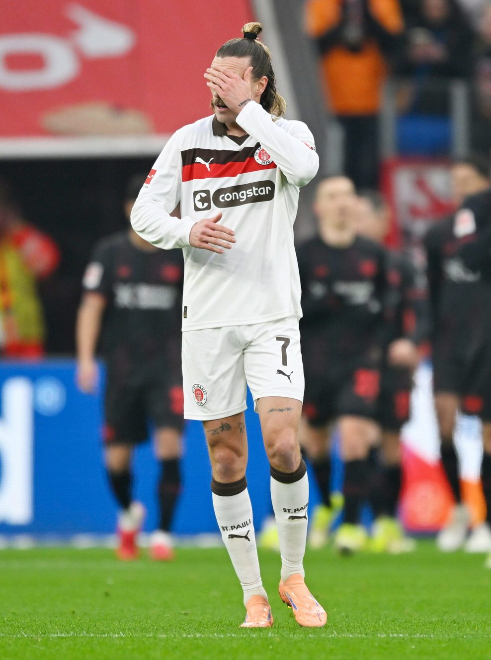 Jackson Irvine hält sich die Hand vors Gesicht