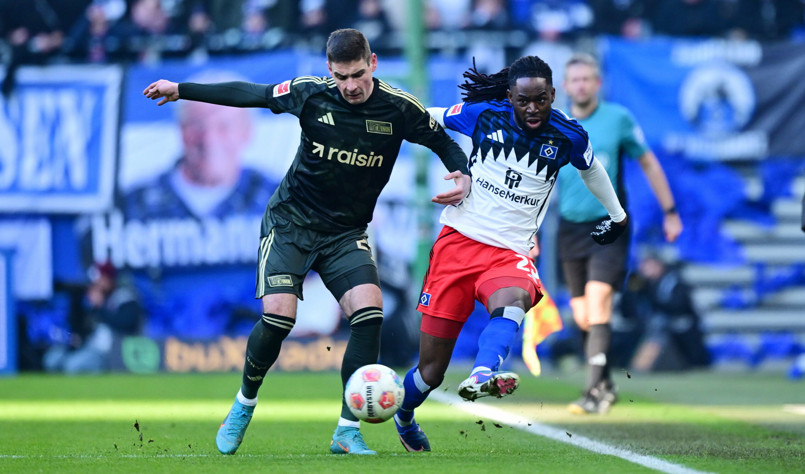 HSV-Verteidiger Jordan Torunarigha im Zweikampf mit Unions Angreifer Andrej Ilic.