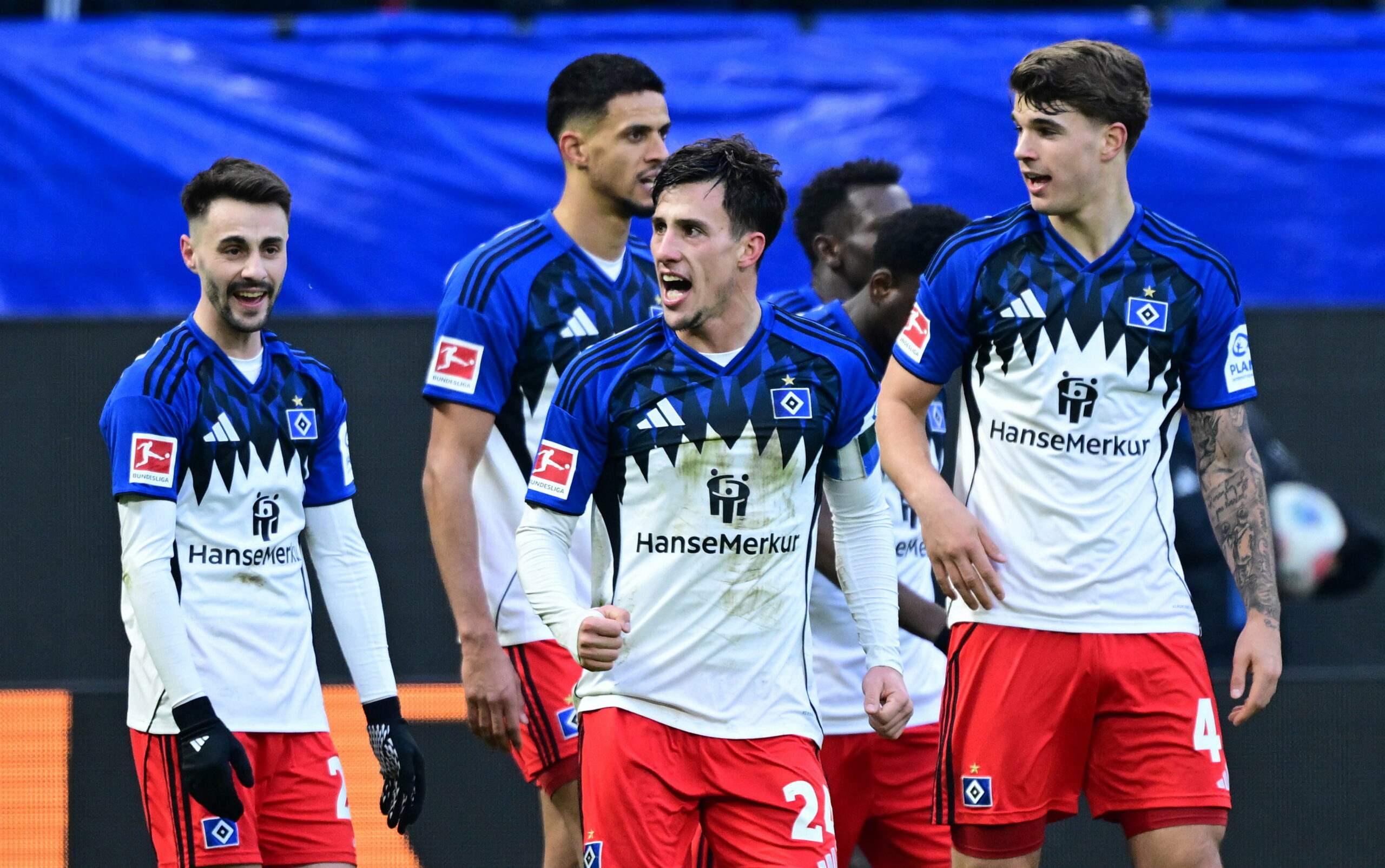 Nicolas Capaldo bejubelt mit seinen Kollegen das Tor zum 2:1