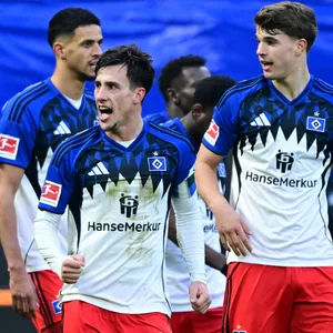 Nicolas Capaldo bejubelt mit seinen Kollegen das Tor zum 2:1