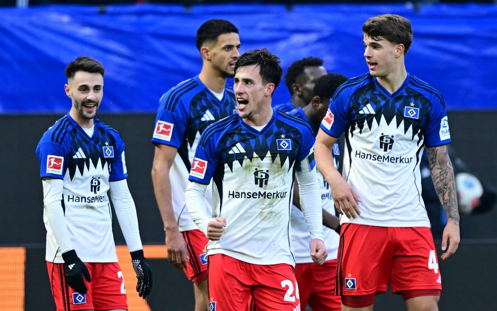 Nicolas Capaldo bejubelt mit seinen Kollegen das Tor zum 2:1