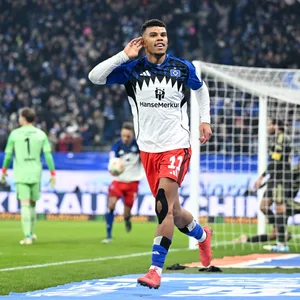 Ransford Königsdörffer bejubelt ein Tor für den HSV