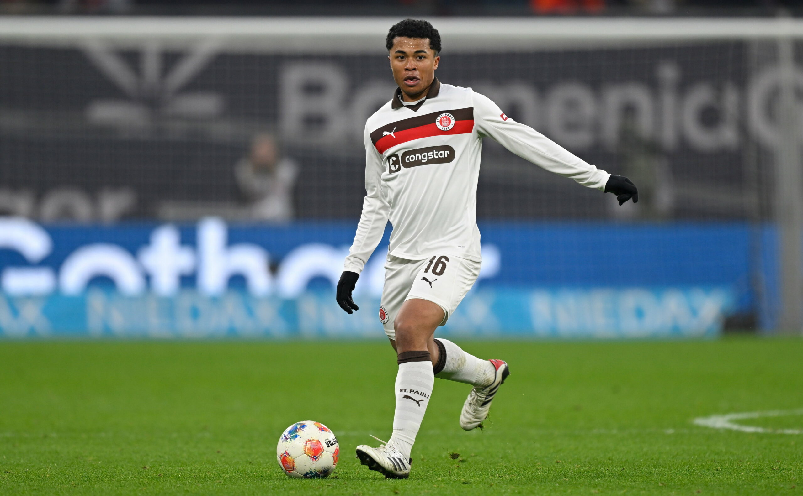 Joel Chima Fujita am Ball