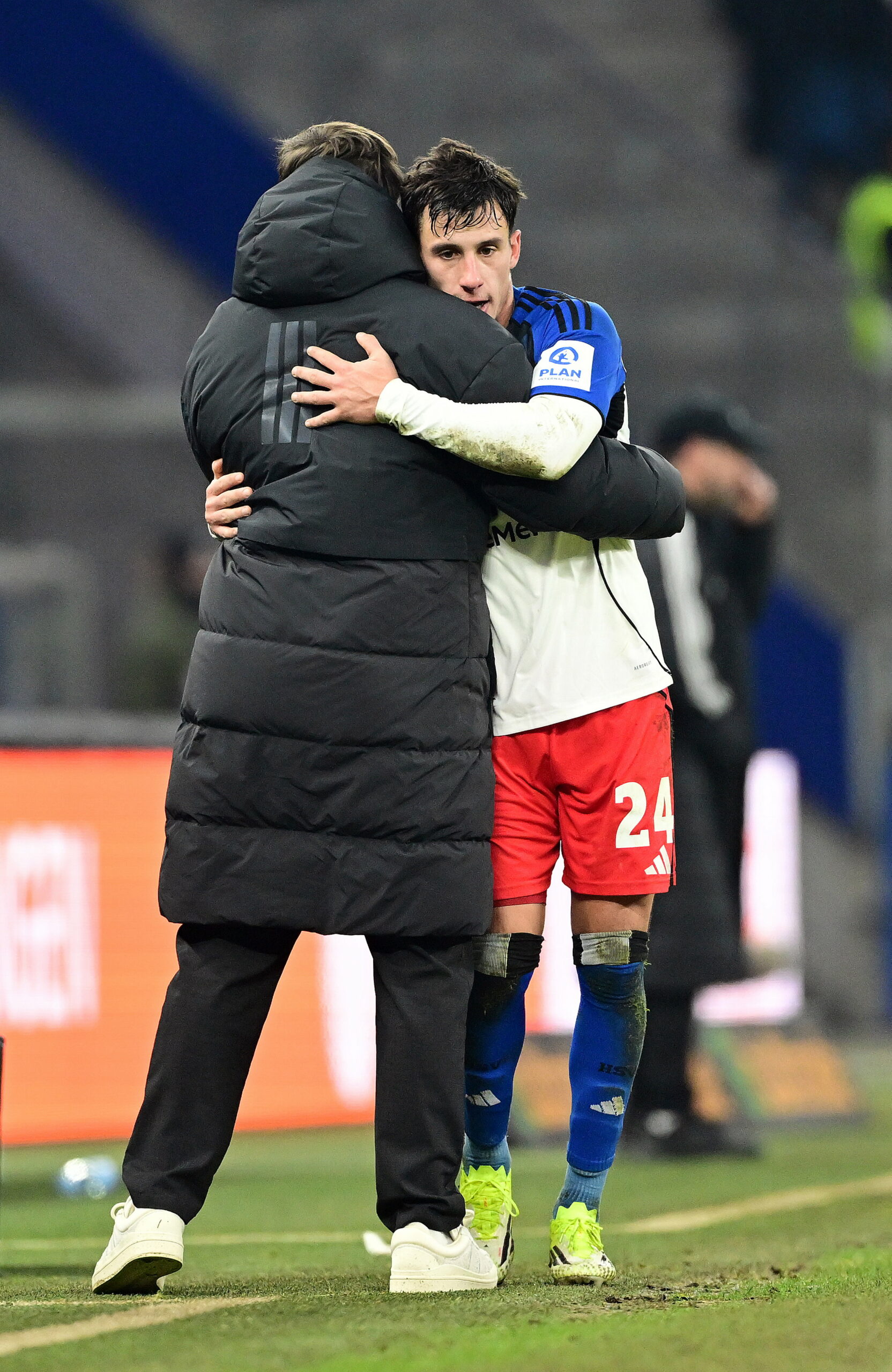 Merlin Polzin umarmt Nicolás Capaldo am Spielfeldrand