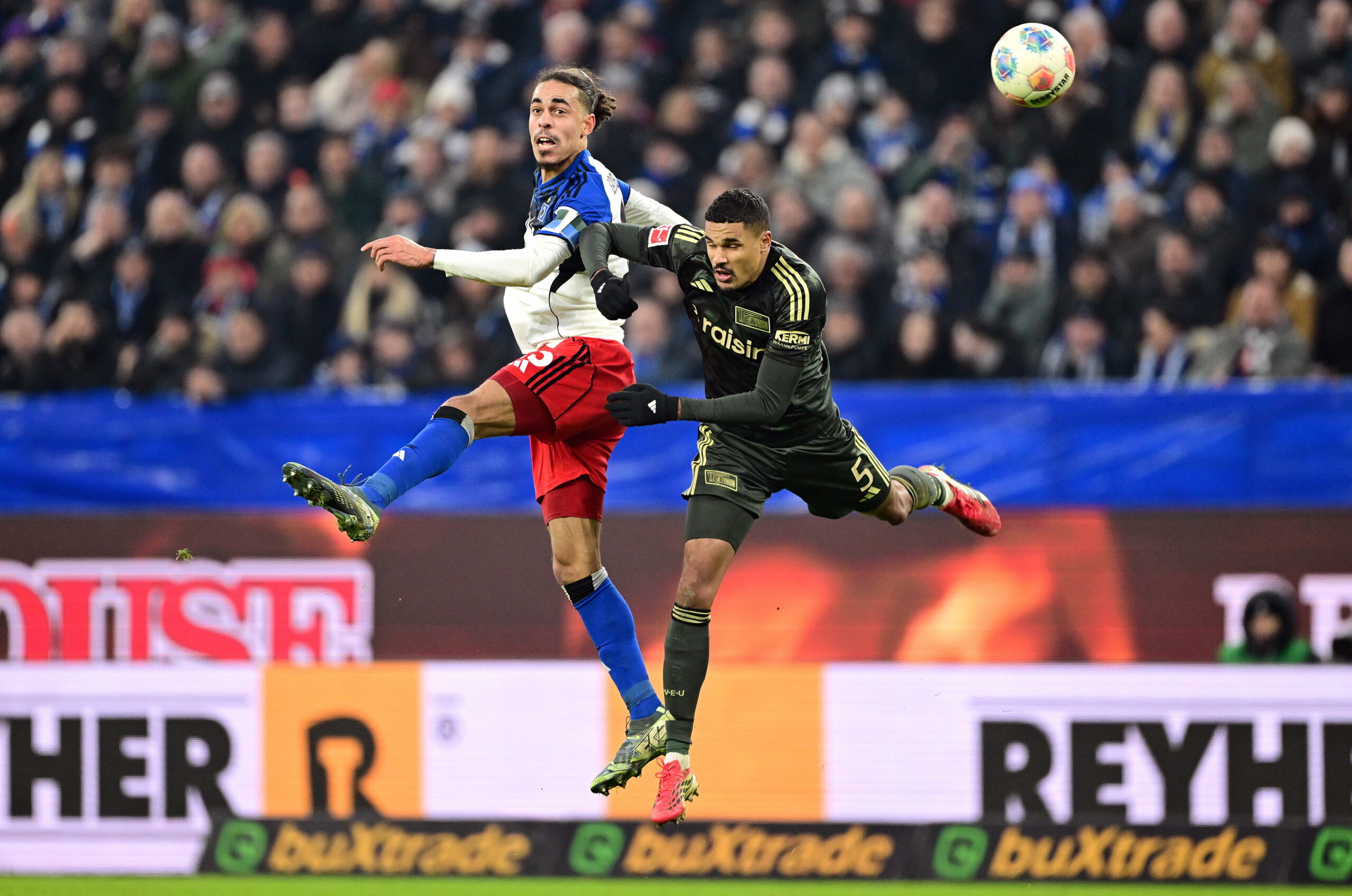 Yussuf Poulsen im Luftzweikampf mit Berlins Danilho Doekhi.