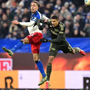 Yussuf Poulsen im Luftzweikampf mit Berlins Danilho Doekhi.