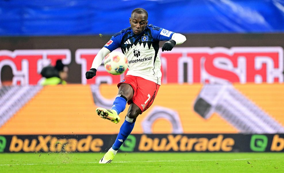 Jean-Luc Dompé schießt den Ball mit rechts und verfehlt das Tor.