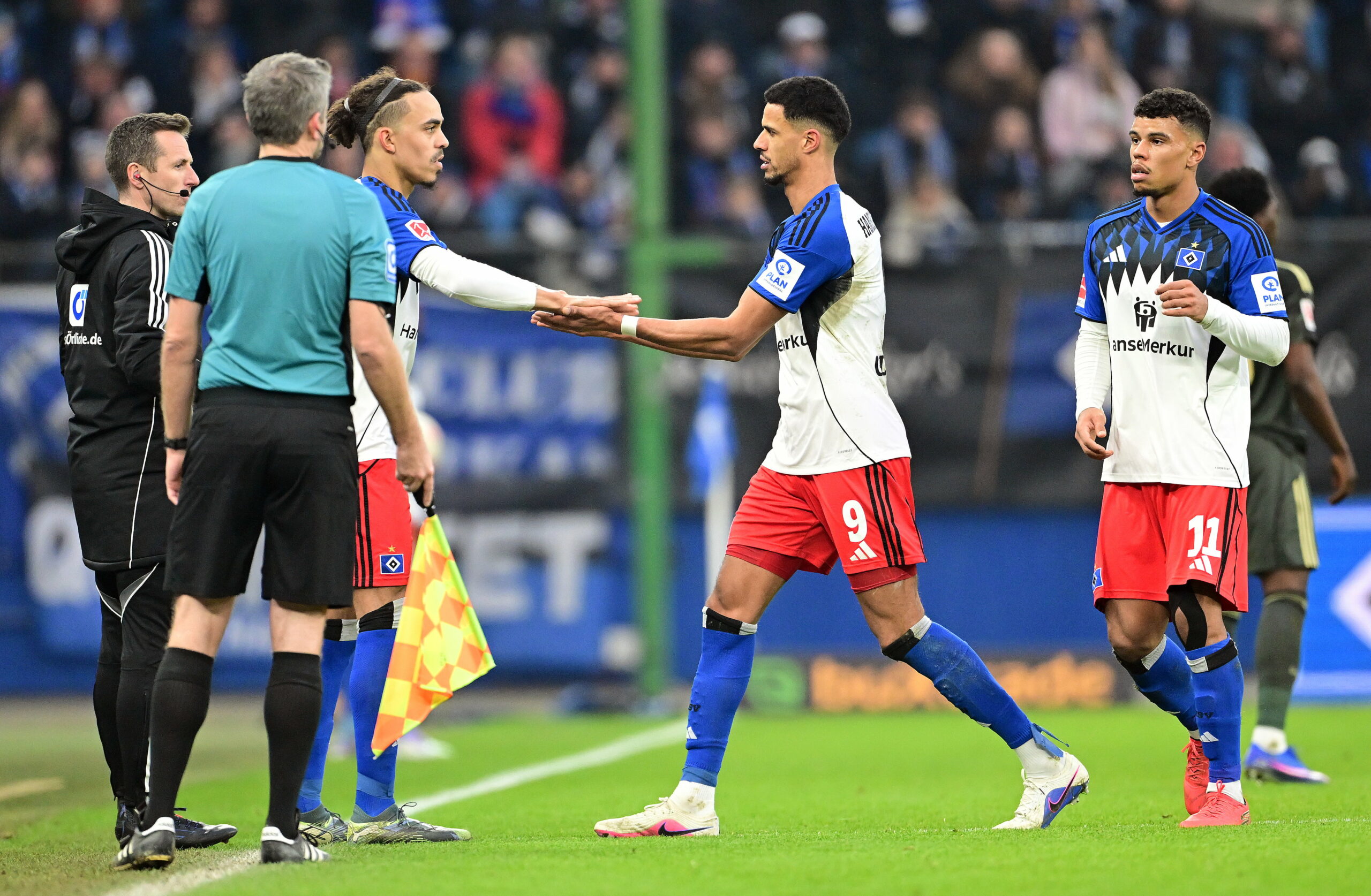 Yussuf Poulsen, Robert Glatzel und Ransford Königsdörffer bei einer Auswechslung im Spiel des HSV