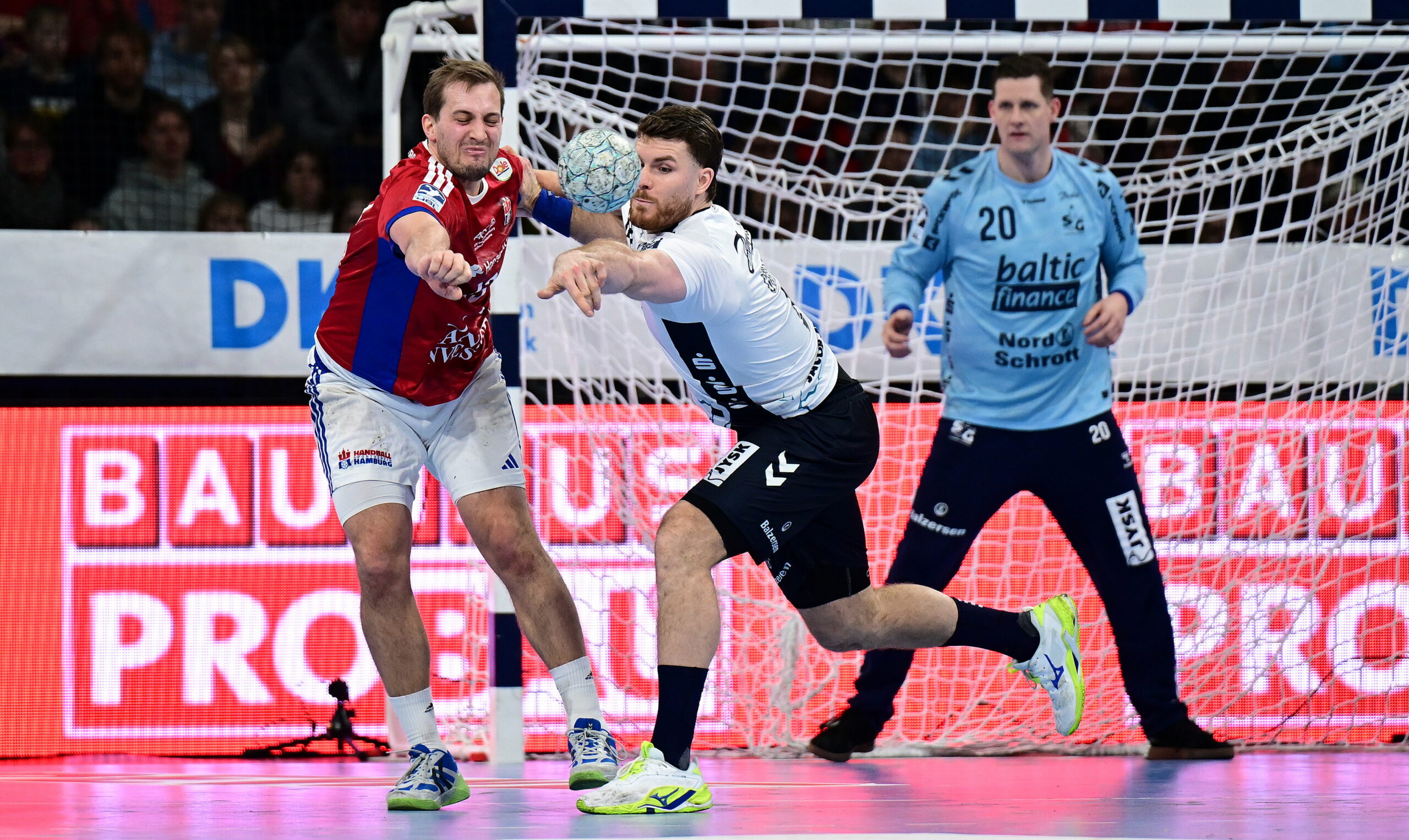 HSVH-Profi Niklas Weller im Zweikampf mit Johannes Golla von Flensburg