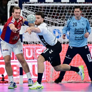 HSVH-Profi Niklas Weller im Zweikampf mit Johannes Golla von Flensburg